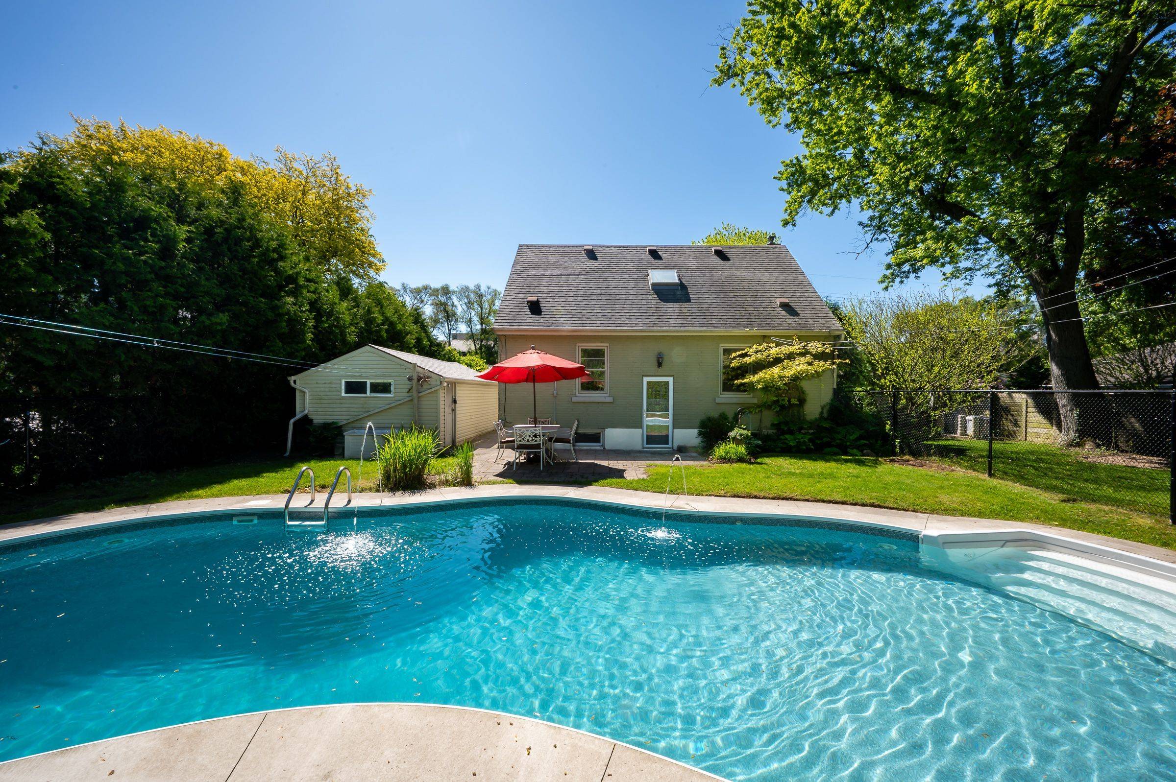 Burlington, ON L7R 2C6,2067 Maplewood DR