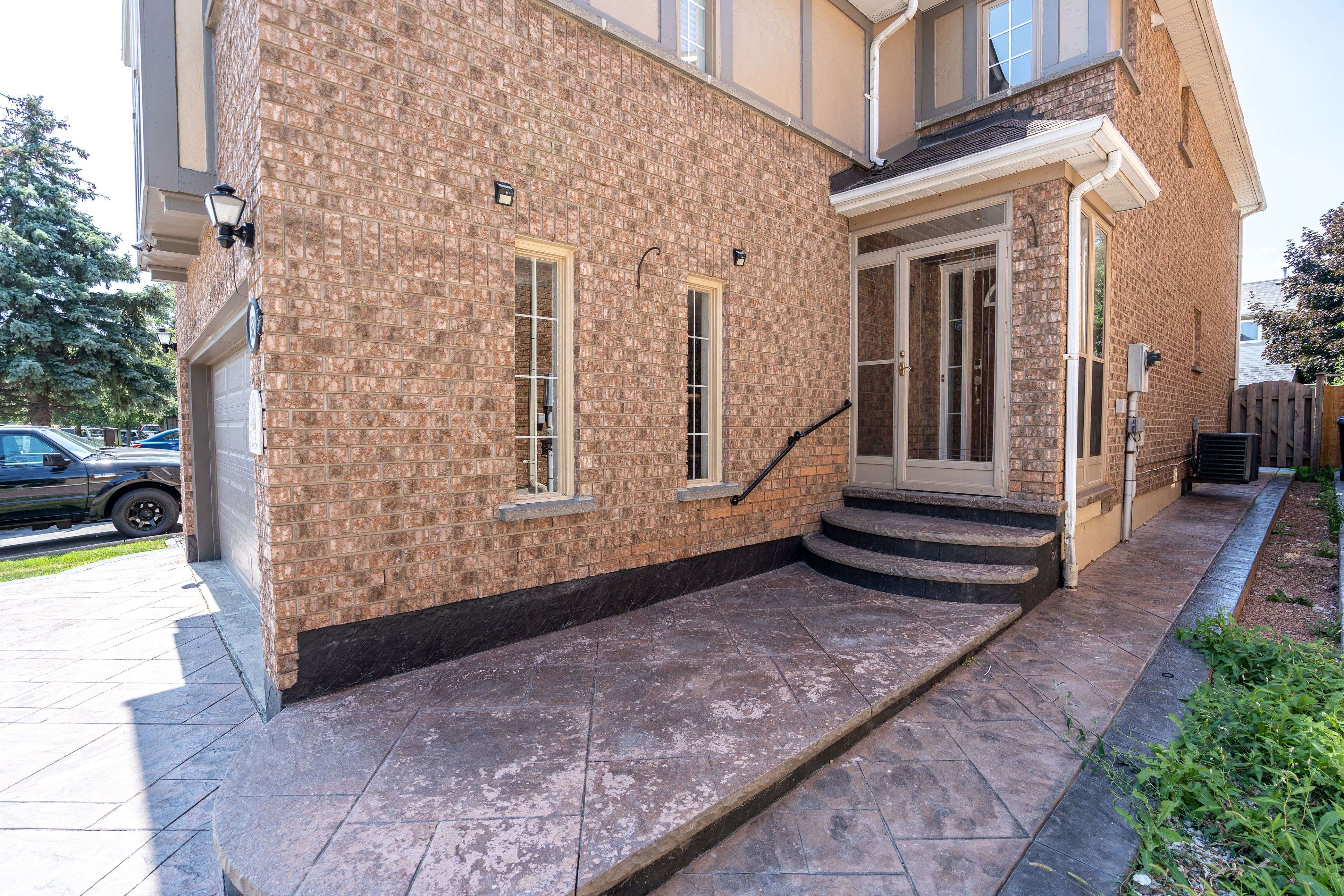 Mississauga, ON L5M 5L7,5880 Chorley PL E