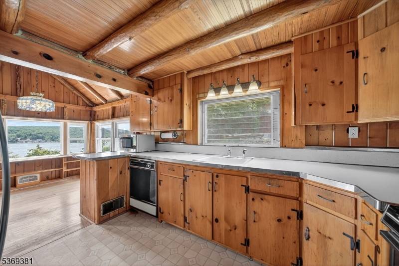 West Milford Twp., NJ 07421,24 Gifford Rd