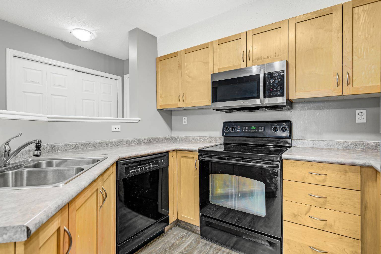 Grande Prairie, AB T8V 0P3,11220 104 AVE #208