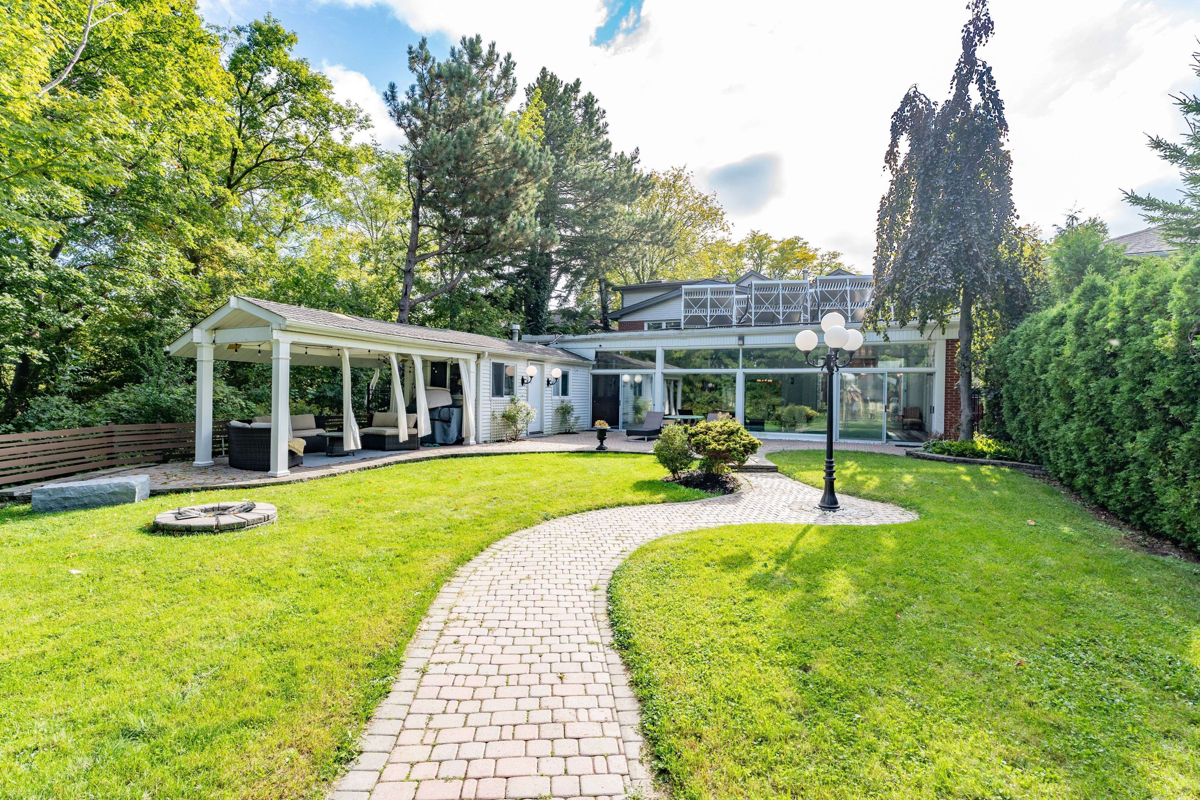Mississauga, ON L4X 1J5,2221 Greenhurst AVE