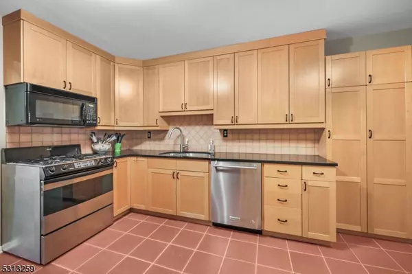 West Orange Twp., NJ 07052,8 Mullarkey Dr