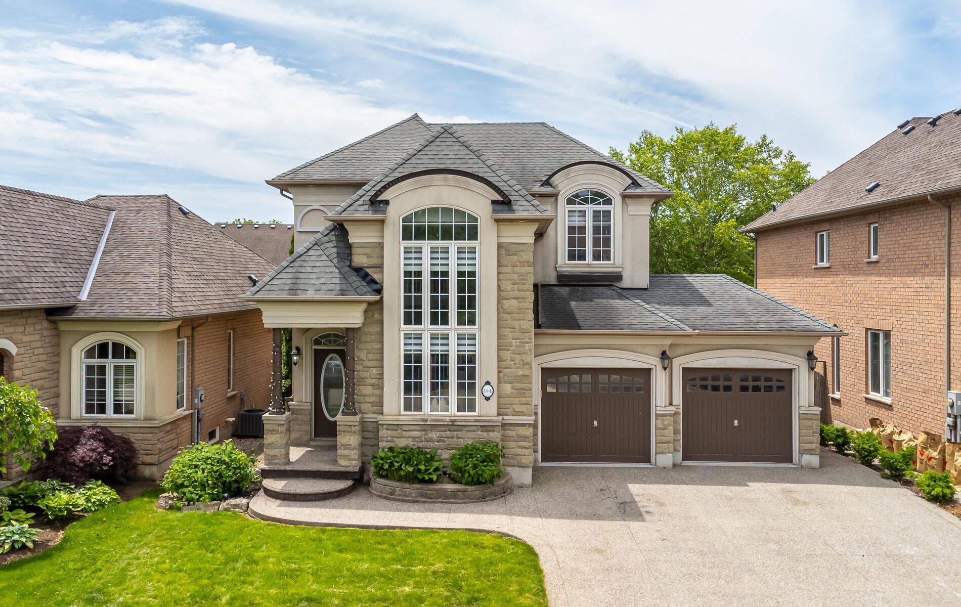 Oakville, ON L6L 6T4,194 Tawny CRES
