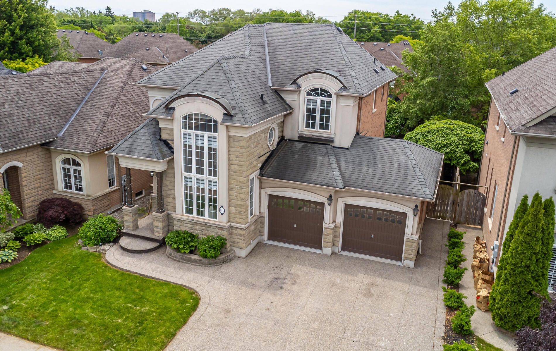 Oakville, ON L6L 6T4,194 Tawny CRES