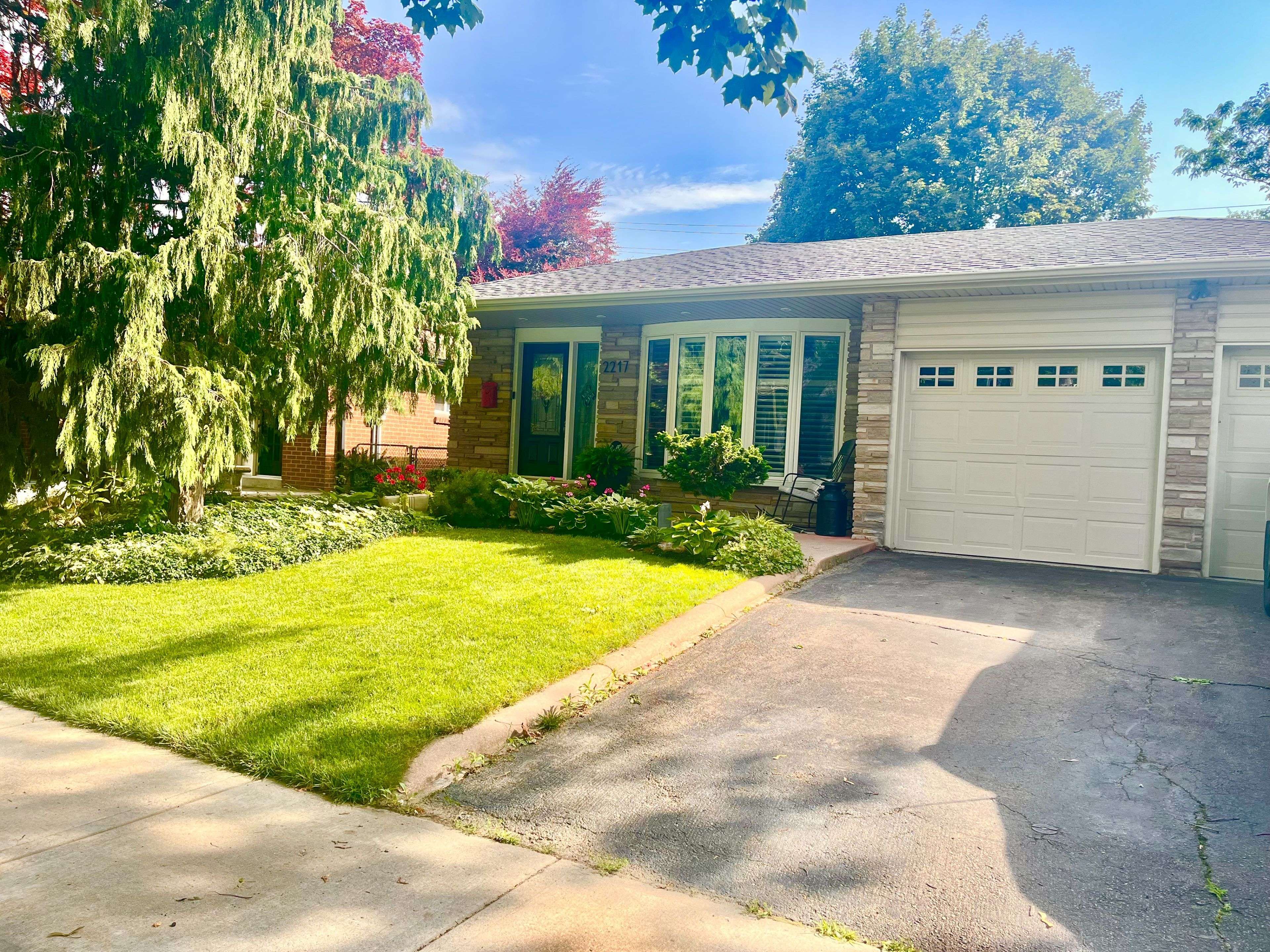 2217 Lancaster CRES, Burlington, ON L7P 3G4