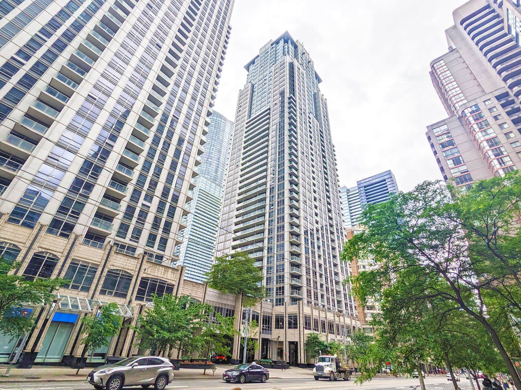 761 Bay ST #4302, Toronto C01, ON M5G 2R3