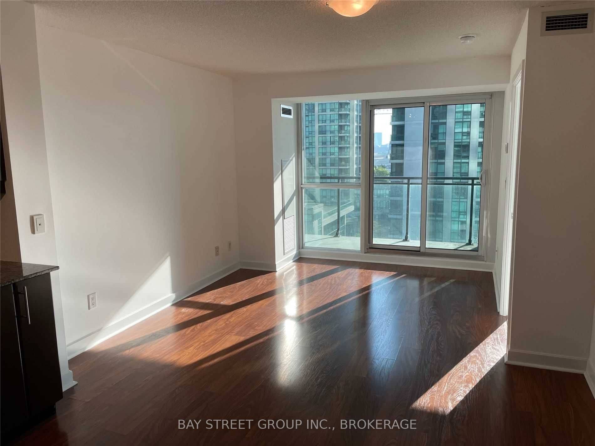 Toronto C01, ON M5J 2Z3,33 Bay ST #807