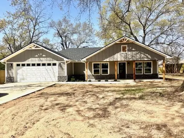 641 N Weldon Street, Frankston, TX 75763