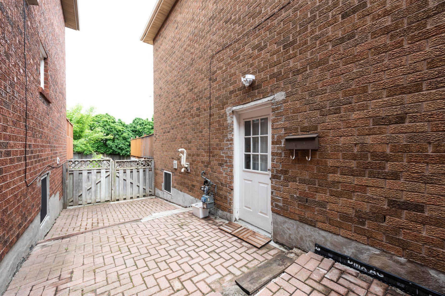Mississauga, ON L5R 3N6,631 Ashprior AVE