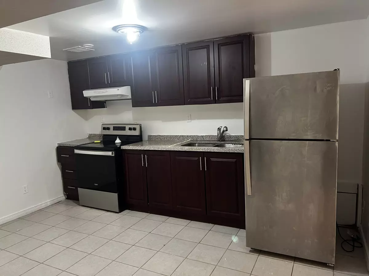 Mississauga, ON L5C 1X4,3453 Oakglade CRES