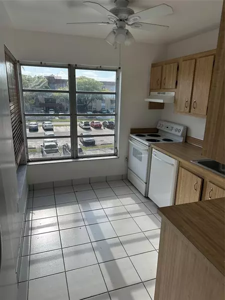 4174 Inverrary Dr #314, Lauderhill, FL 33319