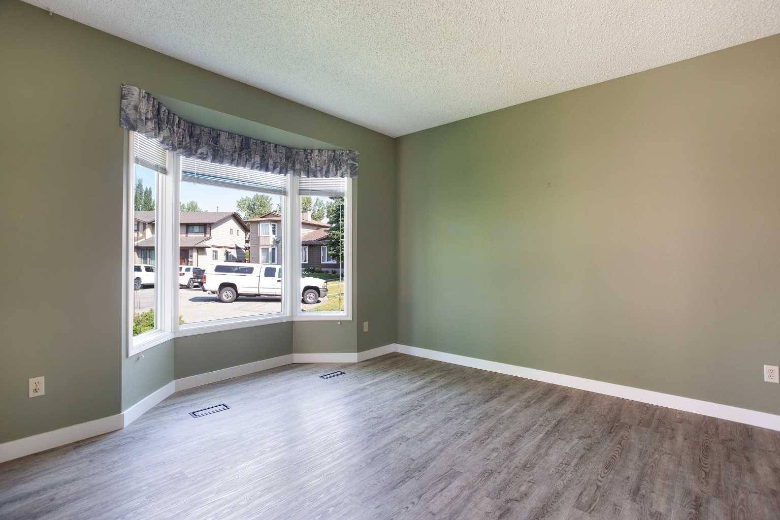 Calgary, AB T2J 5Z6,14 Deermeade Bay Southeast