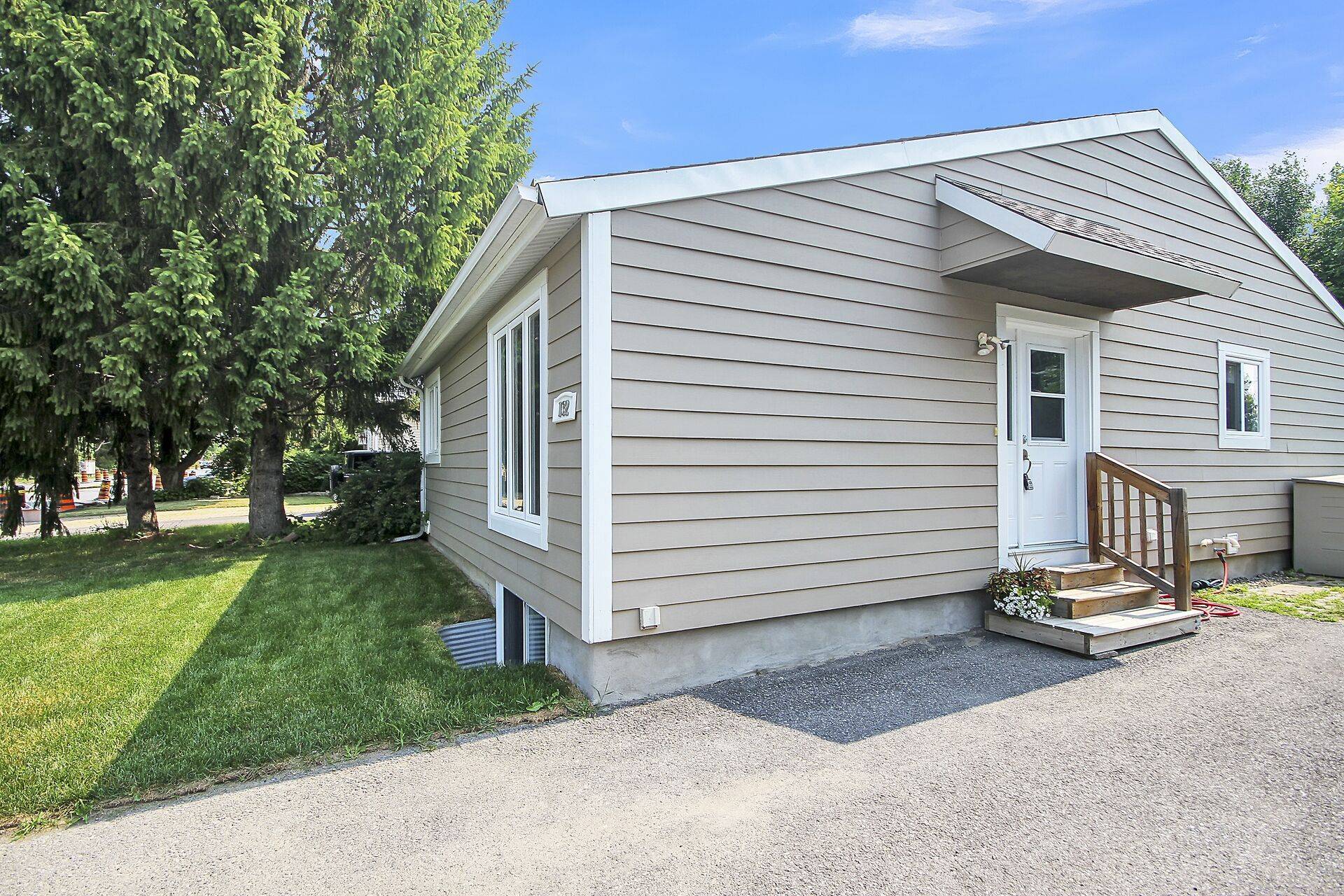 Kanata, ON K2L 1P1,132 Rothesay DR