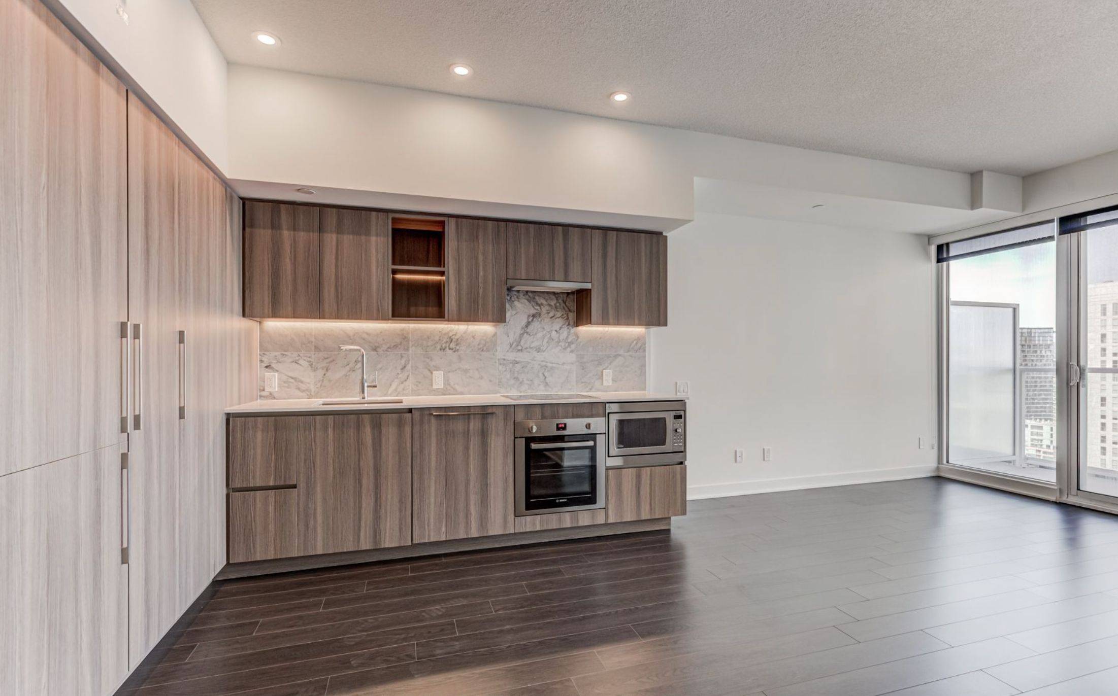 Toronto C01, ON M5V 0N2,19 Bathurst ST #3808