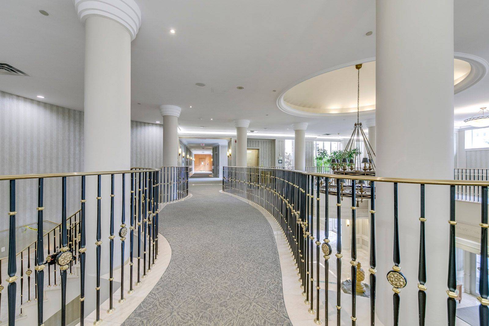 Mississauga, ON L5R 3Z5,35 Kingsbridge Garden CIR #708