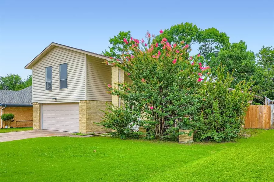 902 Via Valencia, Mesquite, TX 75150