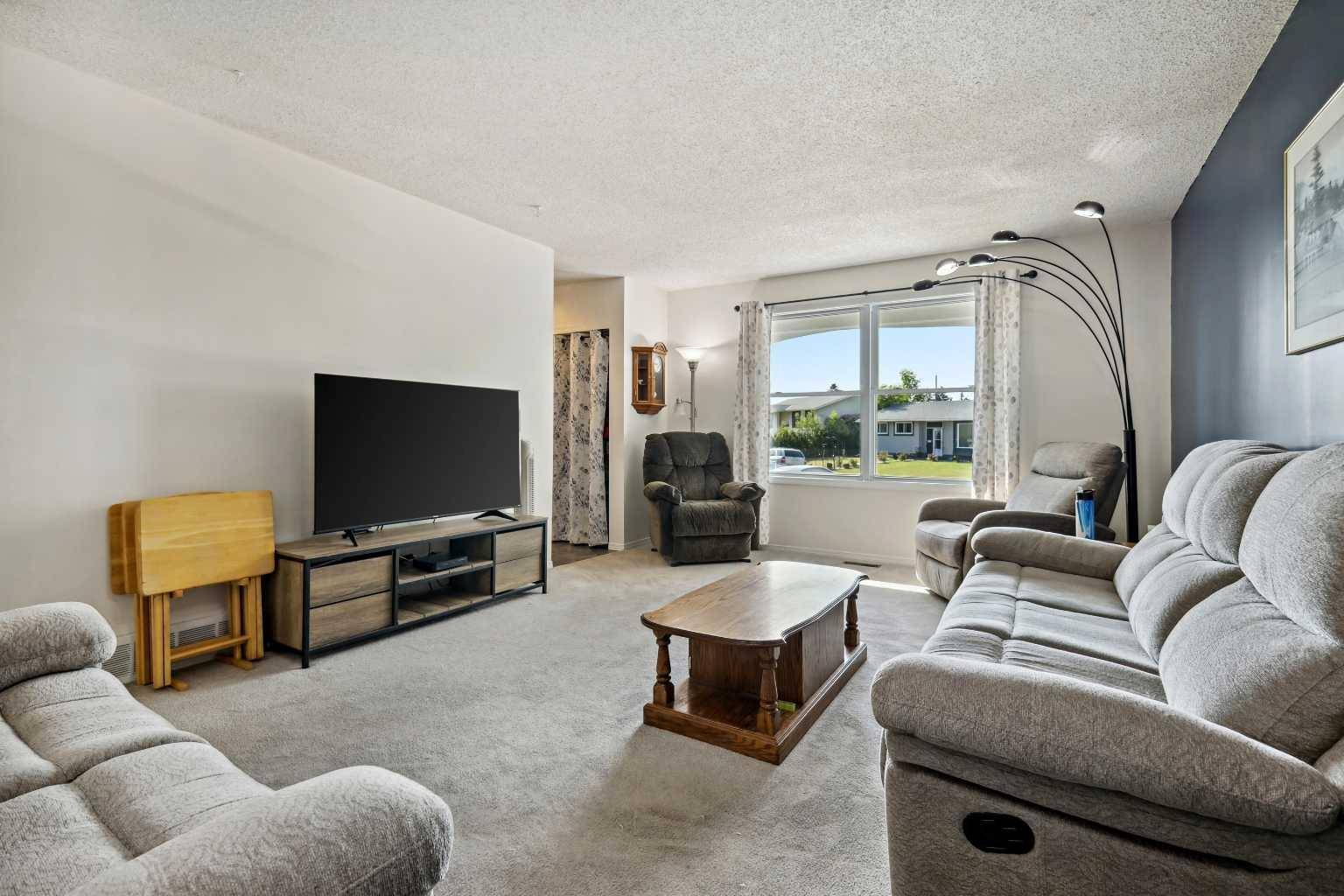 Calgary, AB T2A 4G2,352 Penworth WAY SE