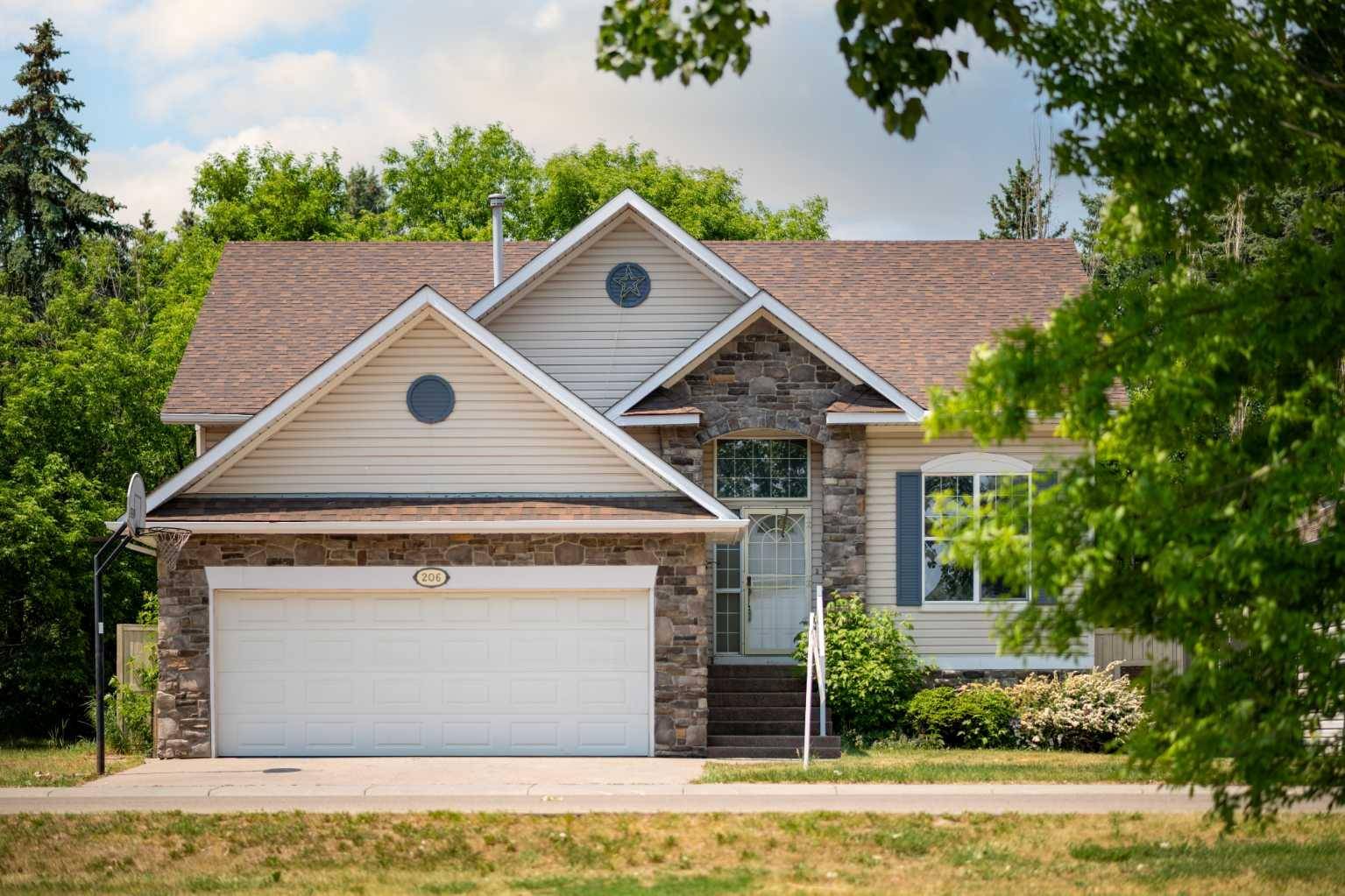 206 Parkview EST, Strathmore, AB T1P 1K8