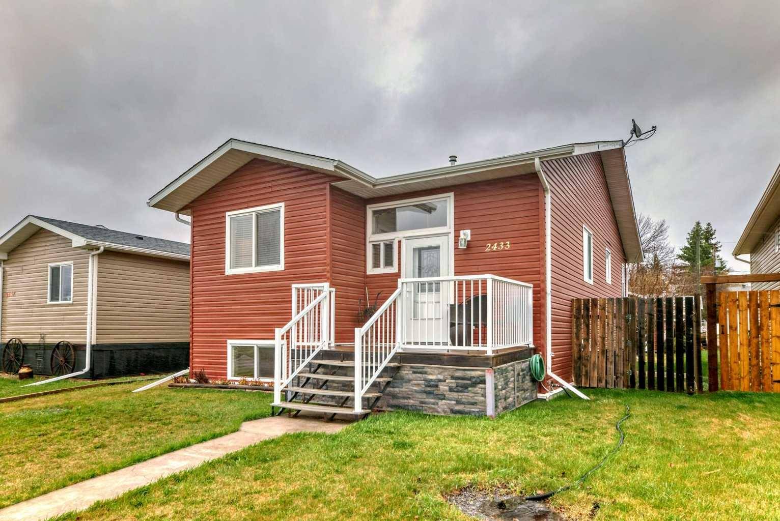2433 Lawrence LN, Bowden, AB T0M 0K0