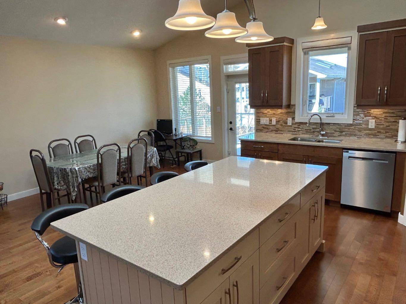 Lethbridge, AB T1K 5S8,330 Sixmile LN S