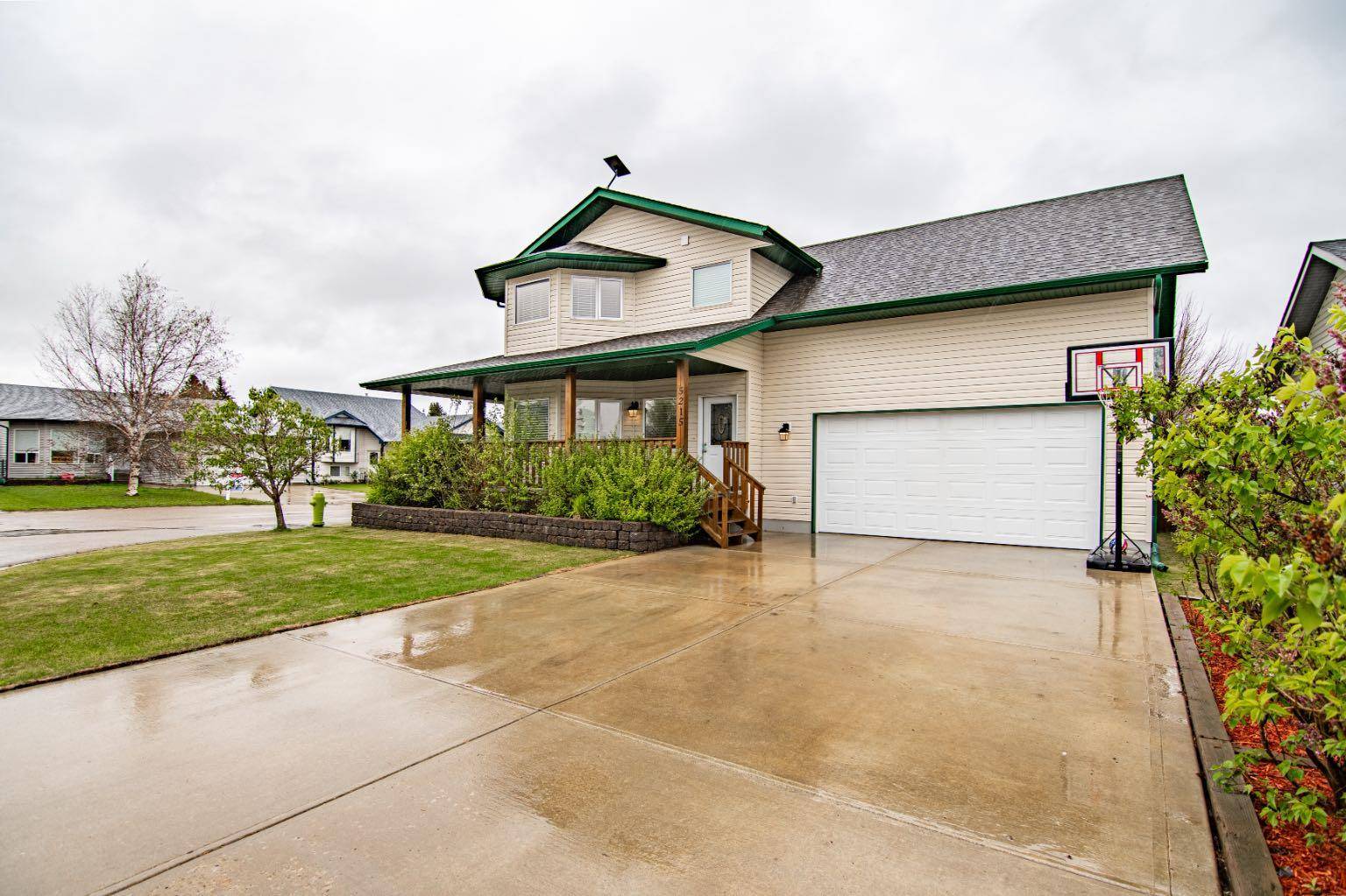 5215 55 AVE, Eckville, AB T0M 0X0