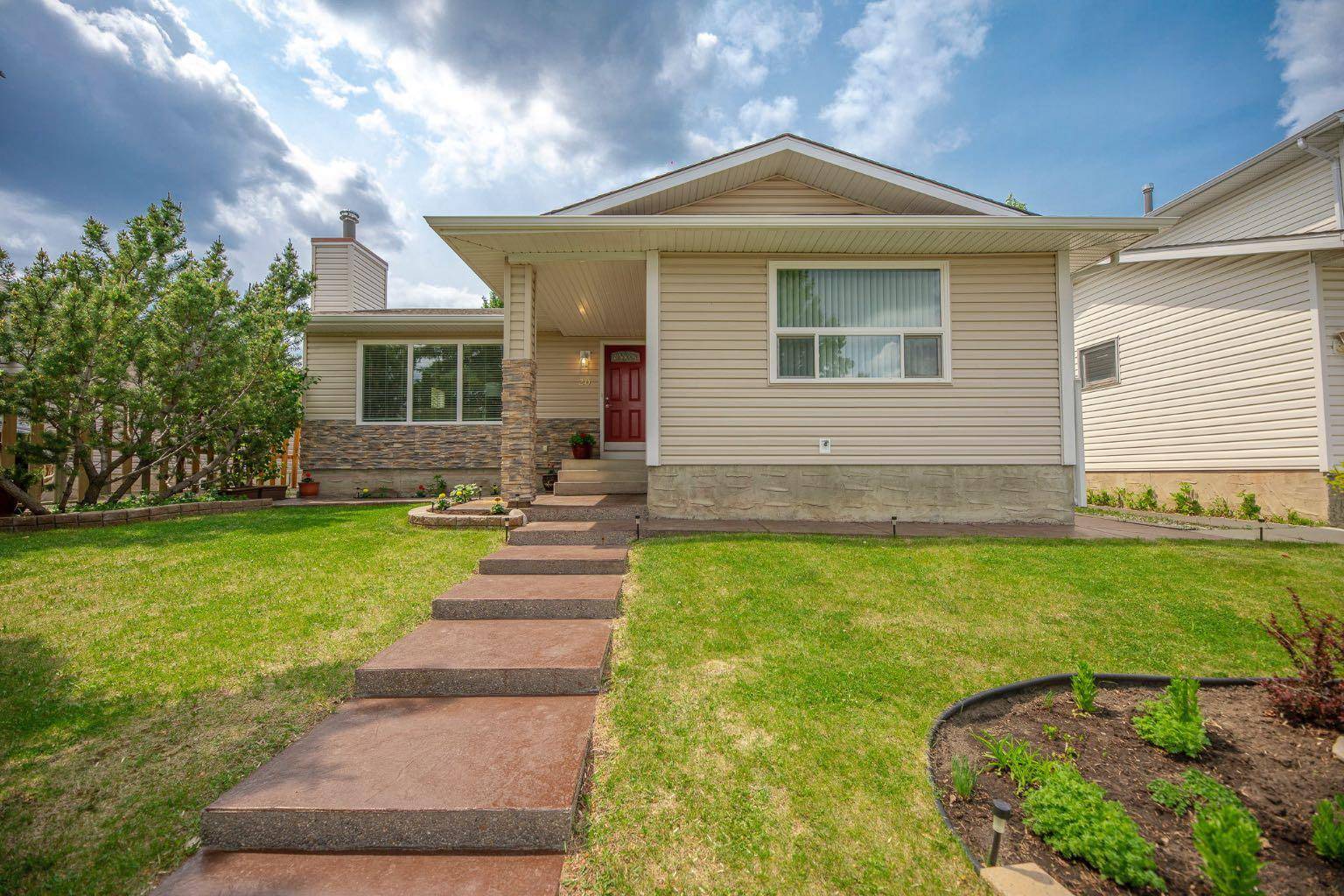 Calgary, AB T2W4C4,20 Woodford CRES SW