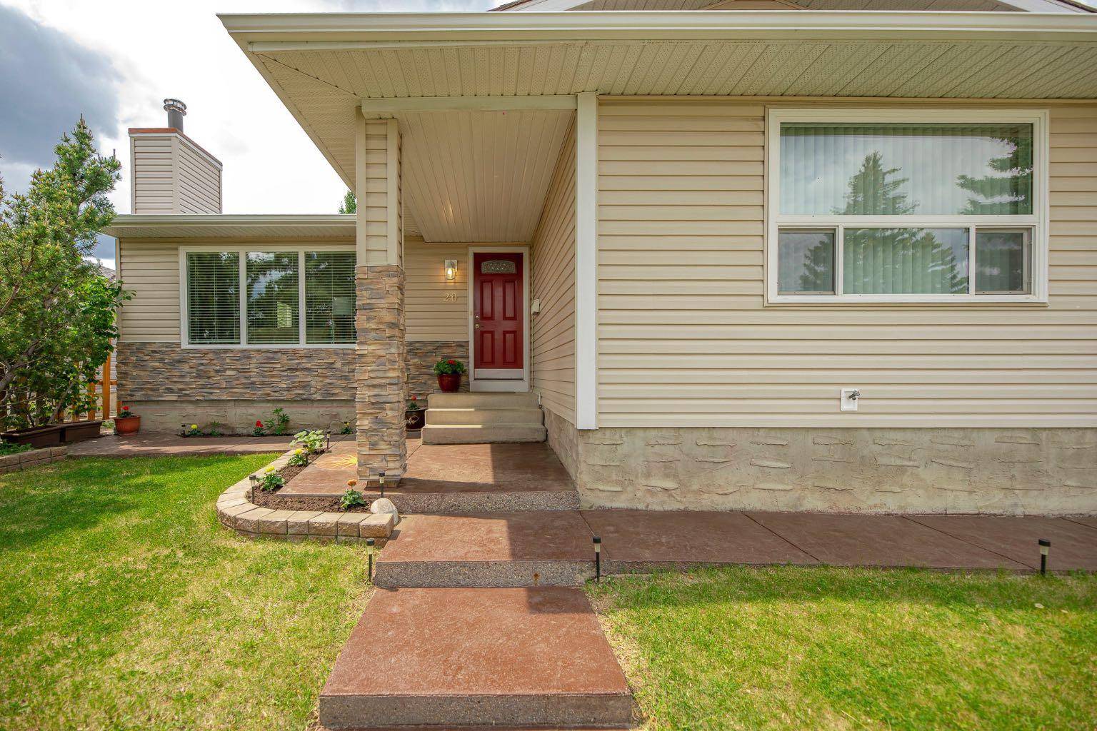 Calgary, AB T2W4C4,20 Woodford CRES SW