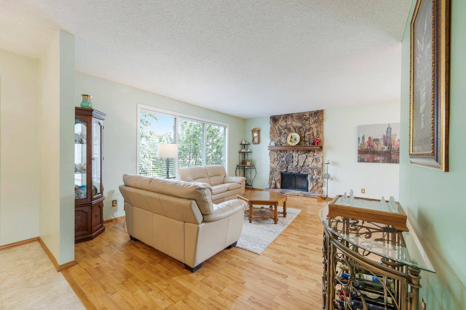 Calgary, AB T2W4C4,20 Woodford CRES SW