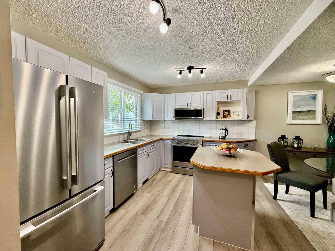 Calgary, AB T3E 1E5,4810 40 AVE SW #157