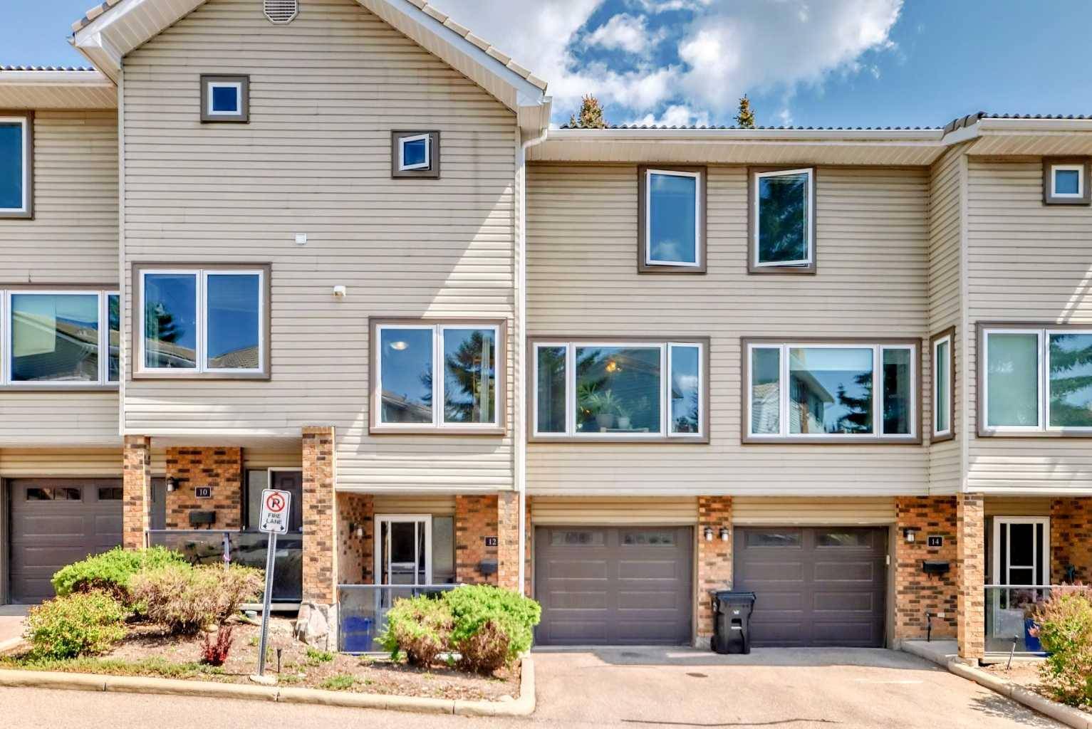 12 Coachway GDNS Southwest, Calgary, AB T3H 2V9