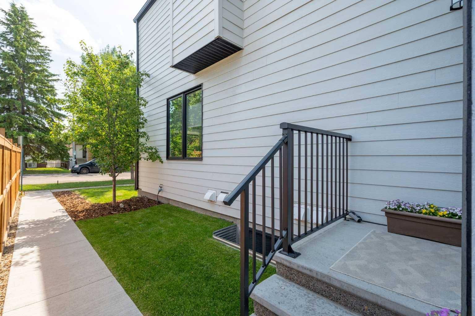 Calgary, AB T2E1S2,136 21 AVE Northeast #2
