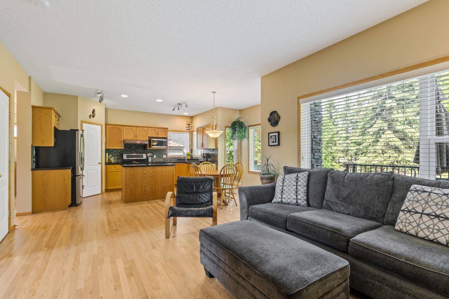 Calgary, AB T3H 4P8,19 Discovery Ridge CT Southwest