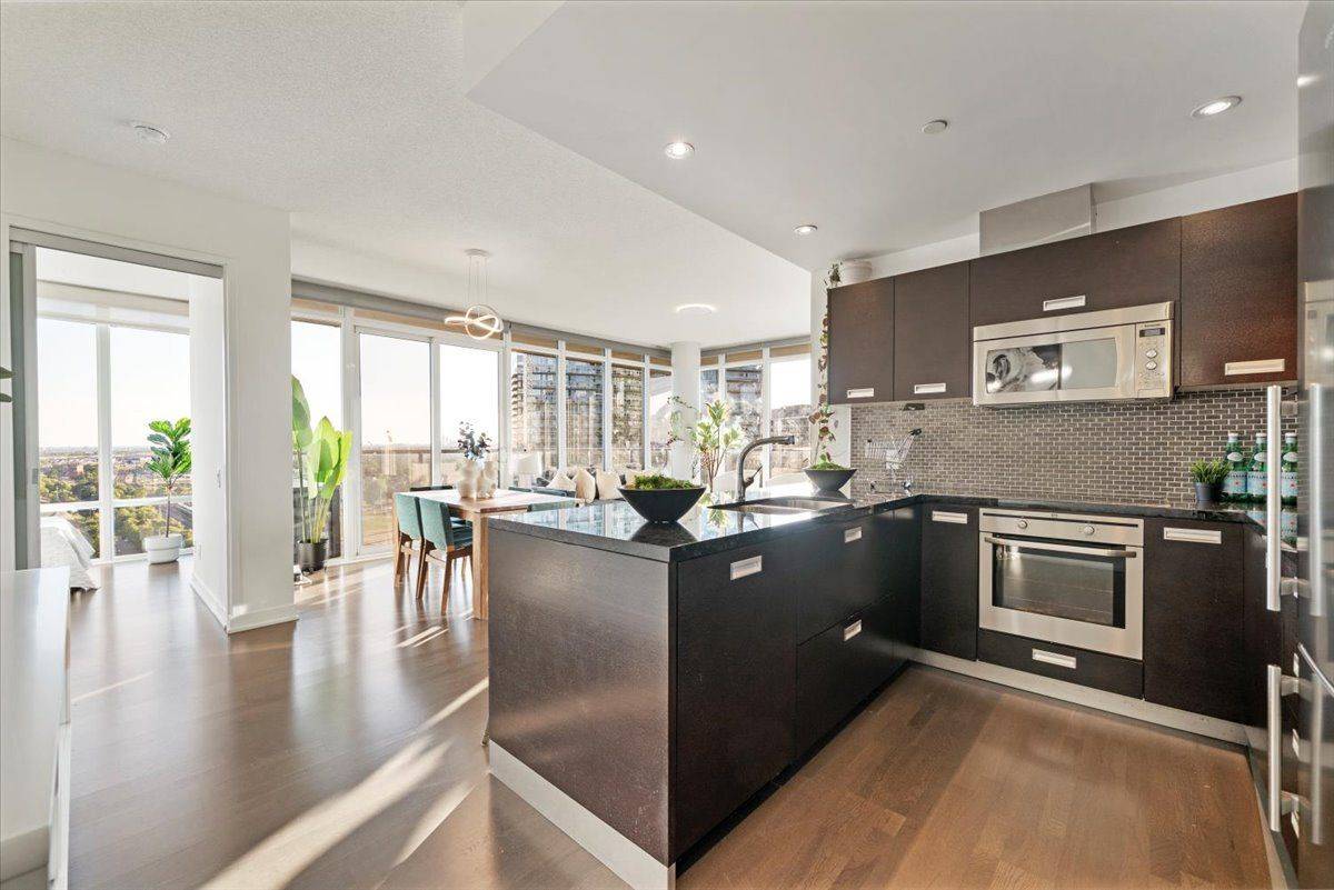 Toronto W06, ON M8Y 0B5,88 Park Lawn RD #2116