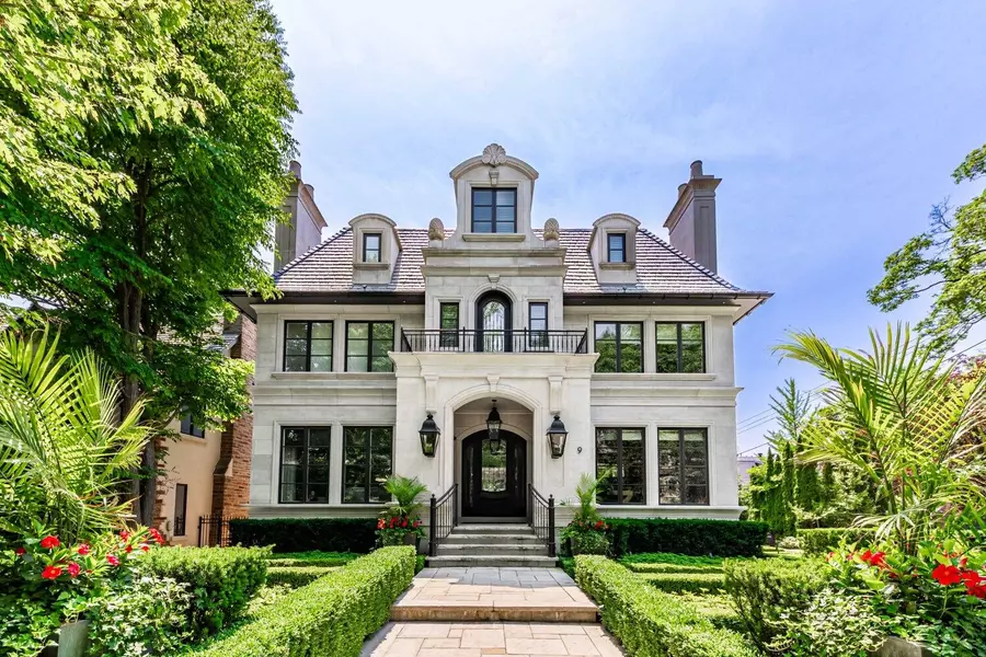 9 Dewbourne AVE, Toronto C03, ON M5P 1Z1