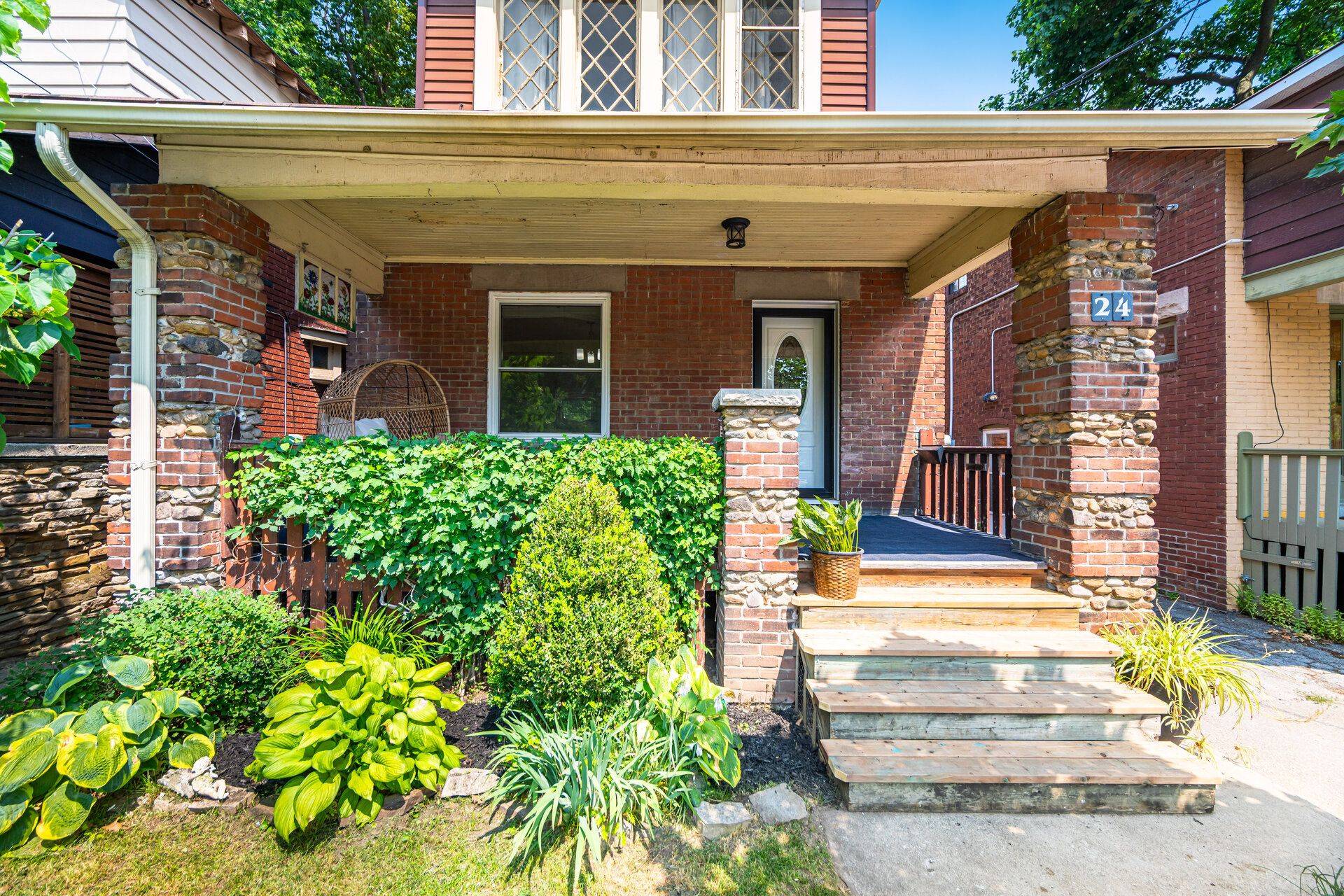 Toronto W04, ON M9N 1C9,24 Sykes AVE