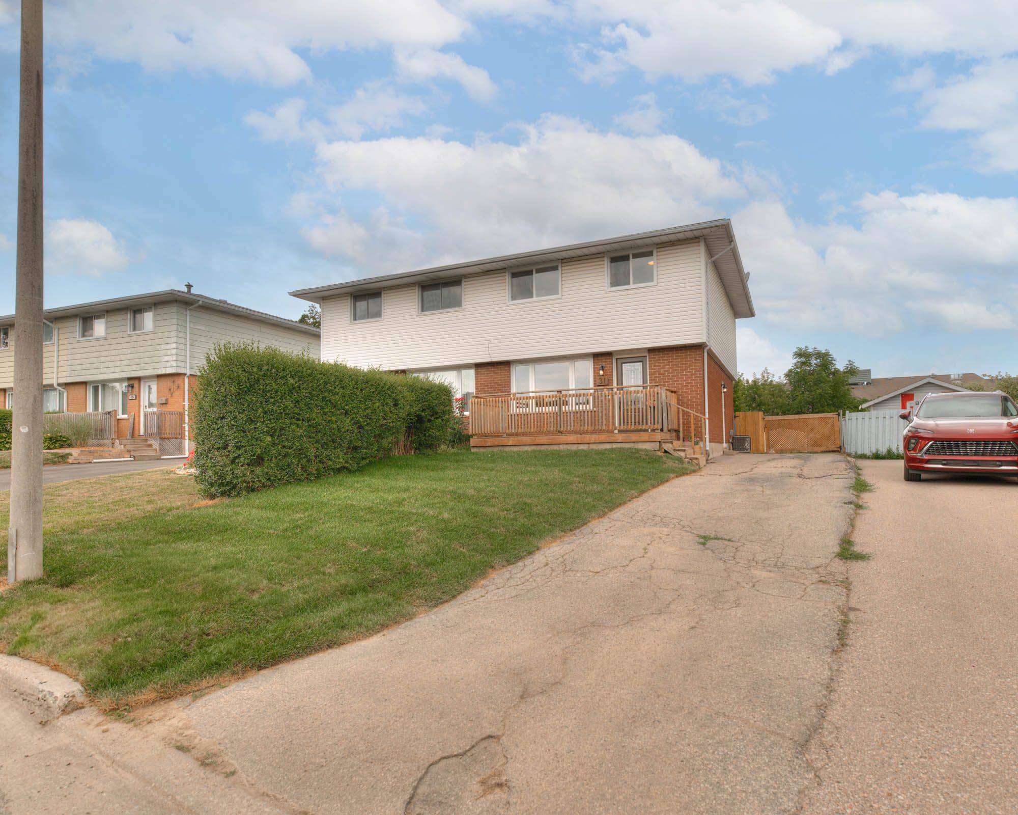 Kitchener, ON N2E 1A6,31 Roberts CRES