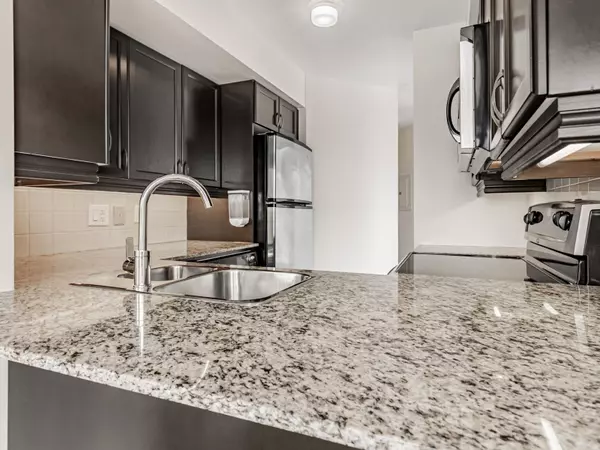 Toronto C01, ON M5S 2J6,736 Spadina AVE #1205