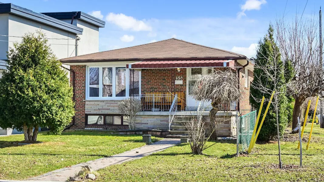 35 Beckett AVE, Toronto W04, ON M6L 2B3