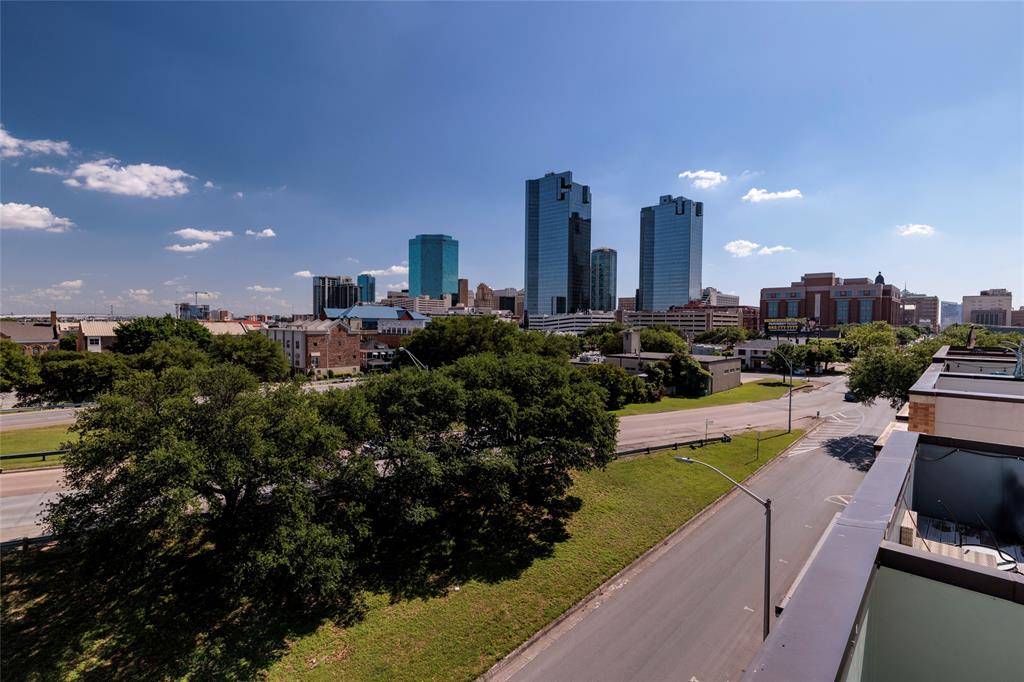 724 Skyline Bluff Court, Fort Worth, TX 76102