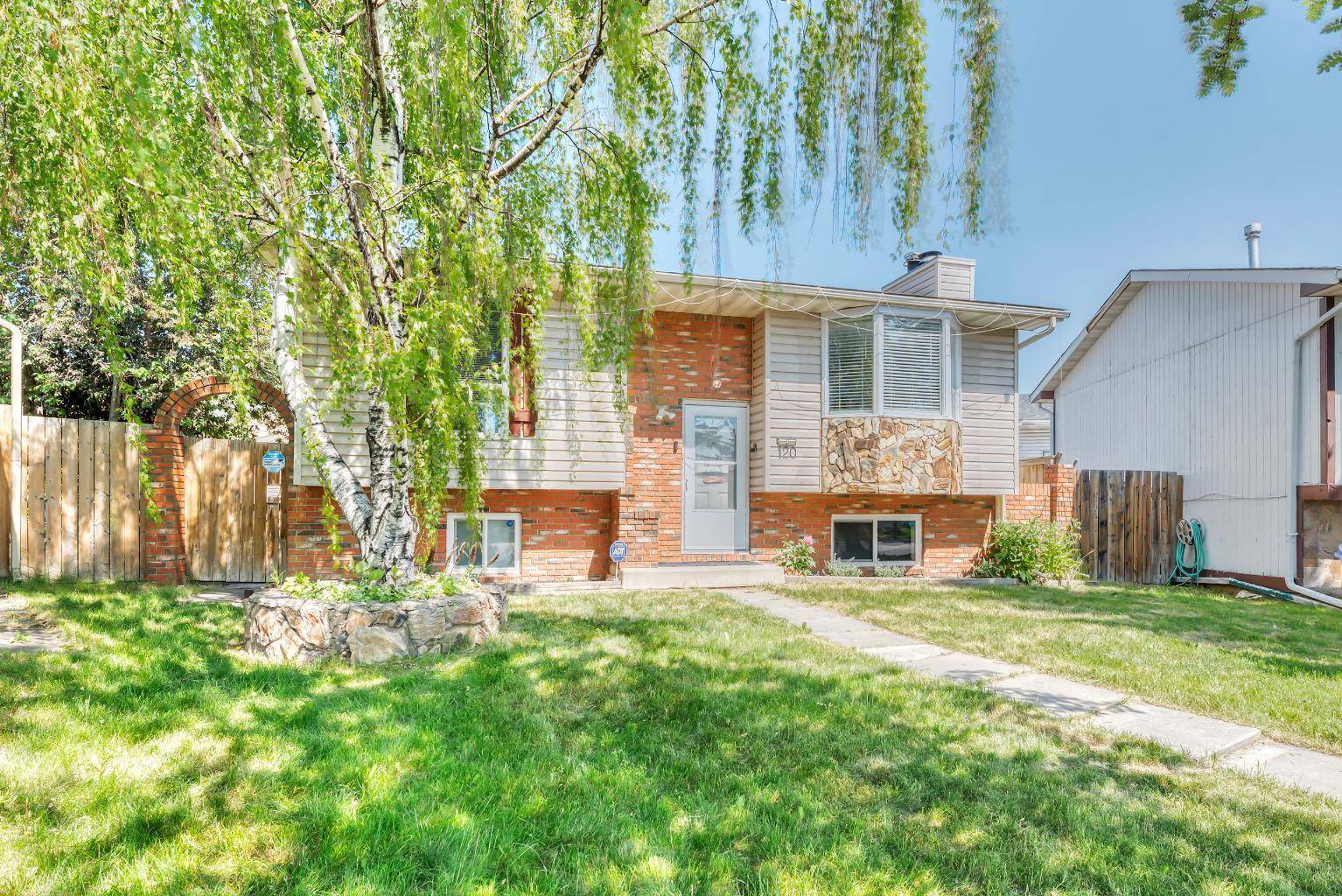 Calgary, AB T3J 1K1,120 Falchurch CRES NE