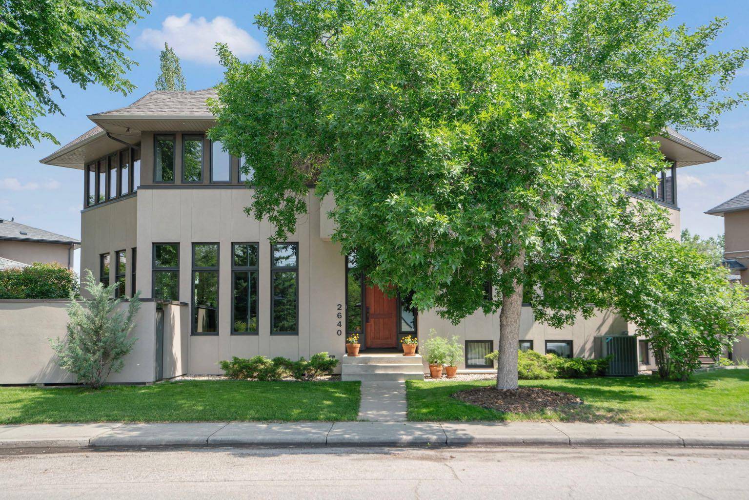 Calgary, AB T2N 0C4,2640 1 AVE NW