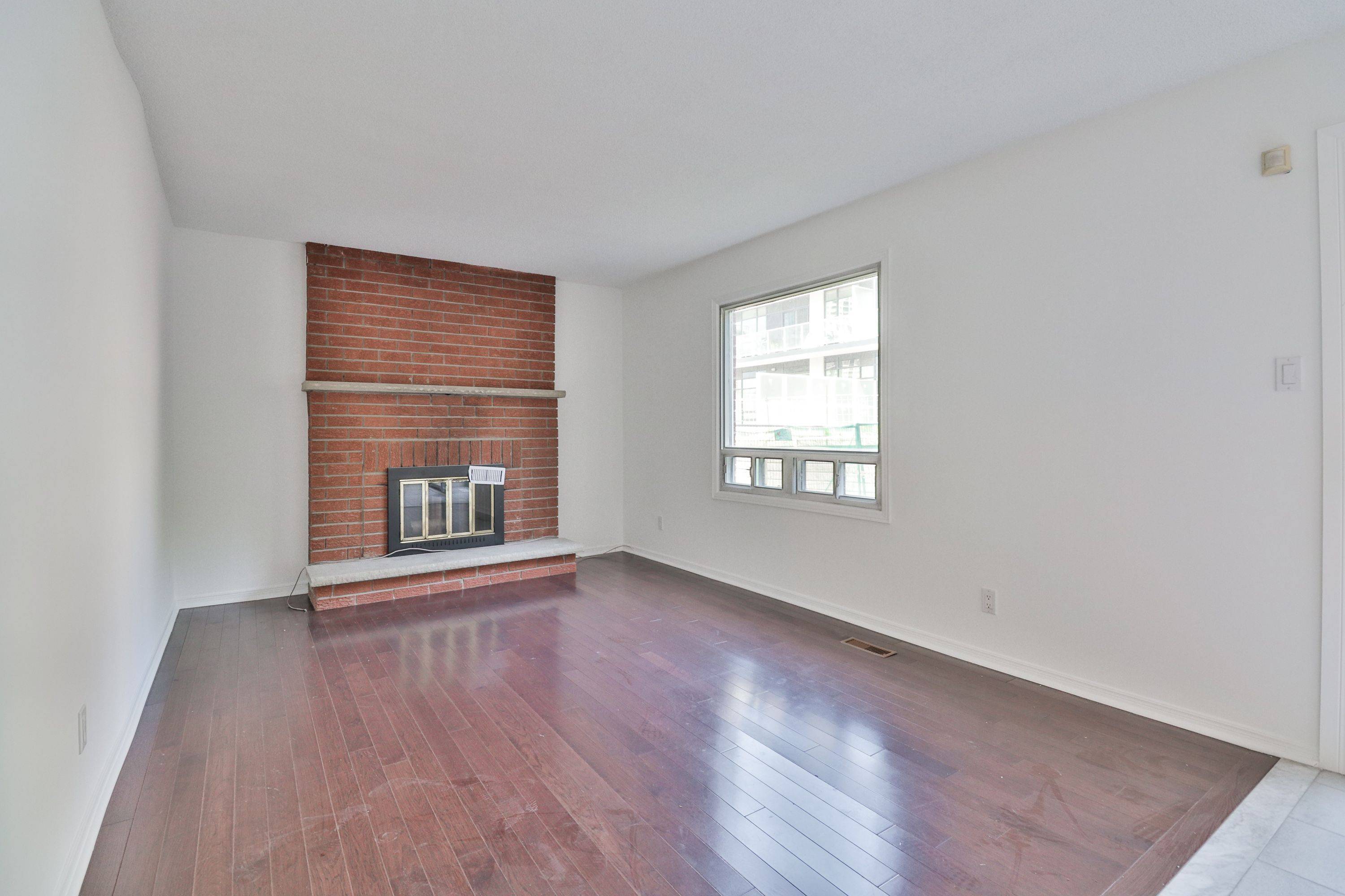 Toronto C15, ON M2K 1A7,18 Dervock CRES