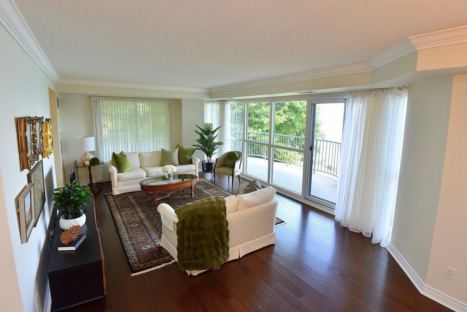 Burlington, ON L7R 4K1,2190 Lakeshore RD #204