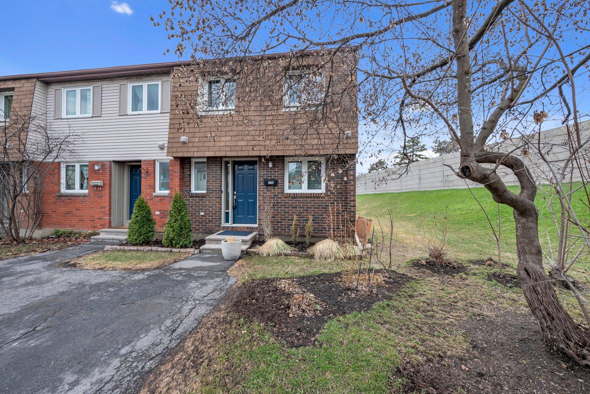 Cyrville - Carson Grove - Pineview, ON K1B 5H2,1300 Alness CT