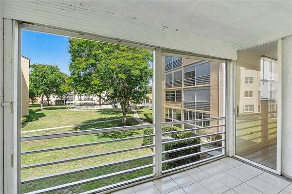 2811 Somerset Dr #209, Lauderdale Lakes, FL 33311