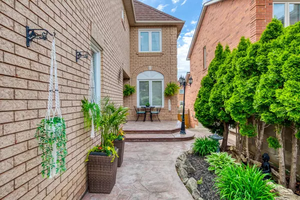 Mississauga, ON L5R 3J4,516 Ravenstone CT