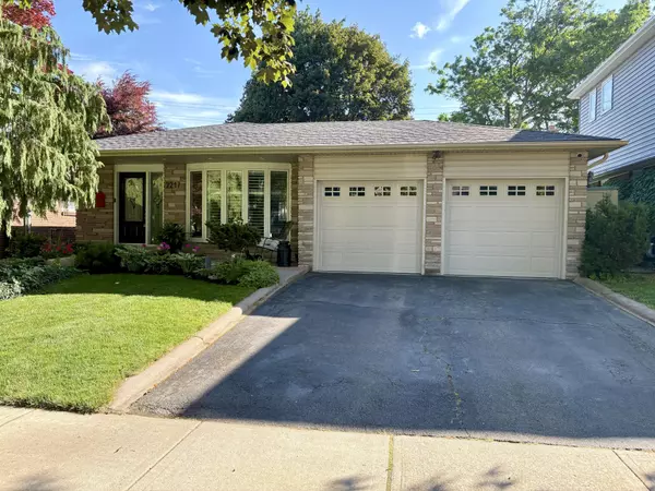 2217 Lancaster CRES, Burlington, ON L7P 3G4