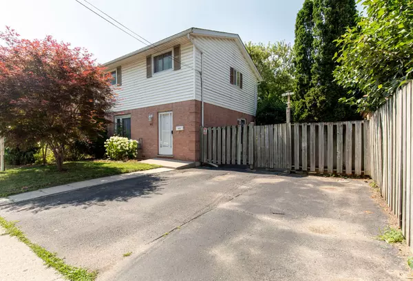 London East, ON N5Z 4W4,862 Trafalgar ST