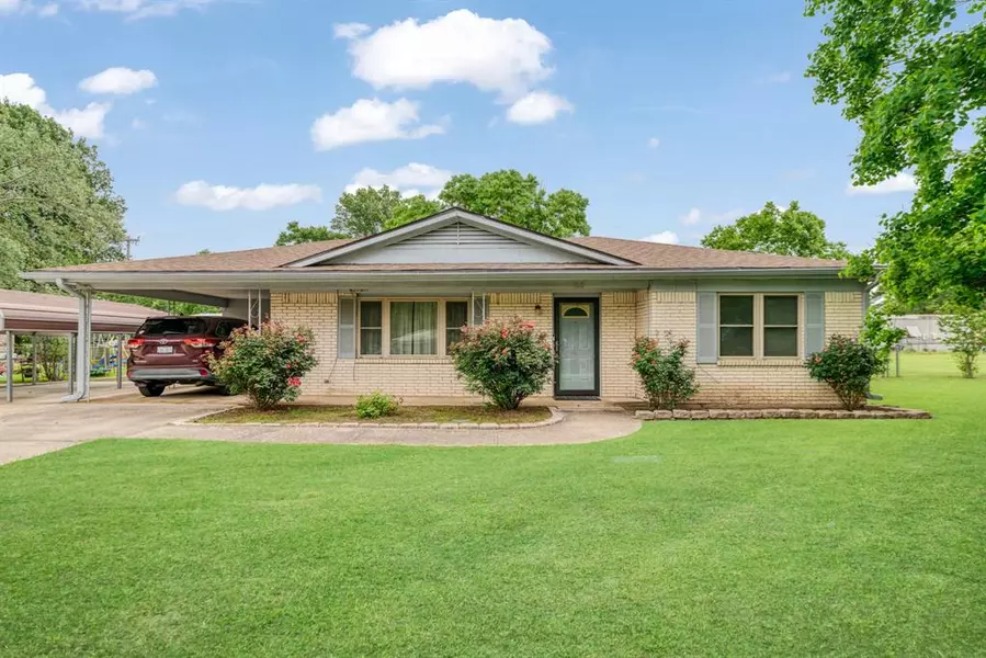 160 Morris Drive, Blossom, TX 75416
