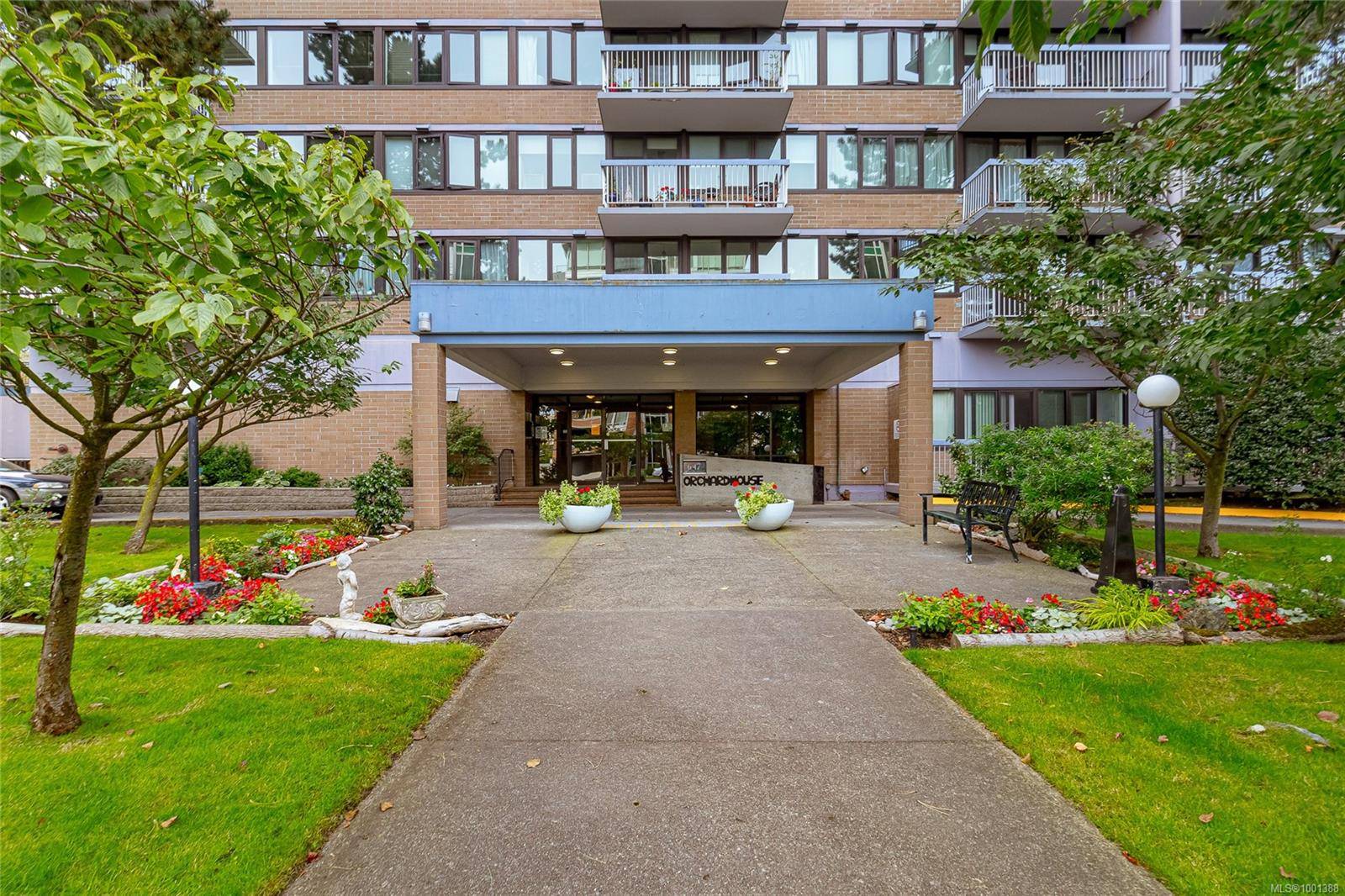 Victoria, BC V8V 1S9,647 Michigan St #1106